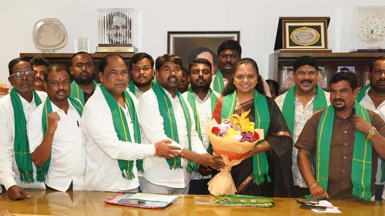 ఎమ్మెల్సీ కవితను కలిసిన ఎరుకల సంఘం నేతలు