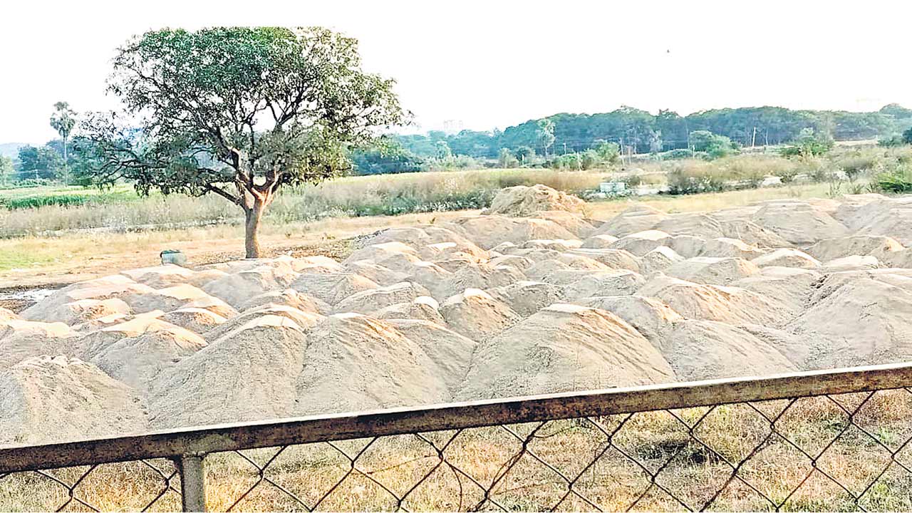 ఆగని ఇసుక దోపిడీ