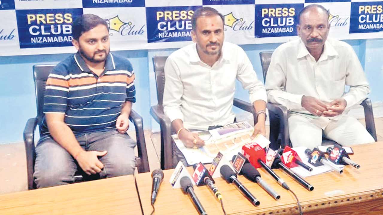 రోడ్డు కాదది.. ప్లాటే