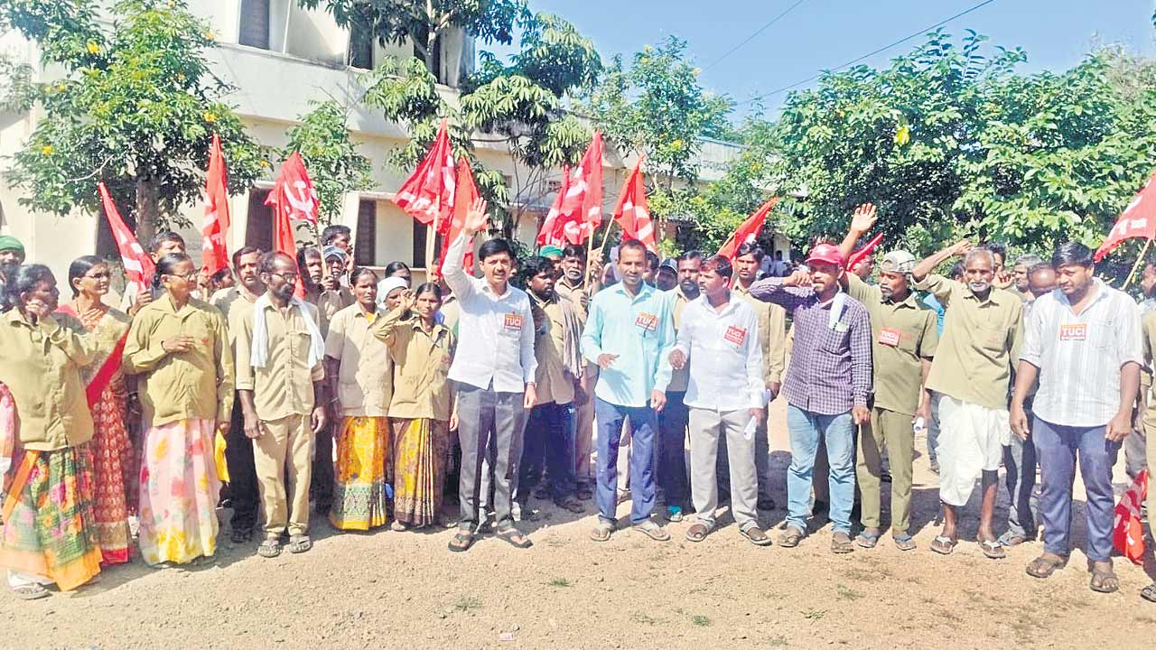 జీపీ కార్మికుల సమస్యలు పరిష్కరించాలి