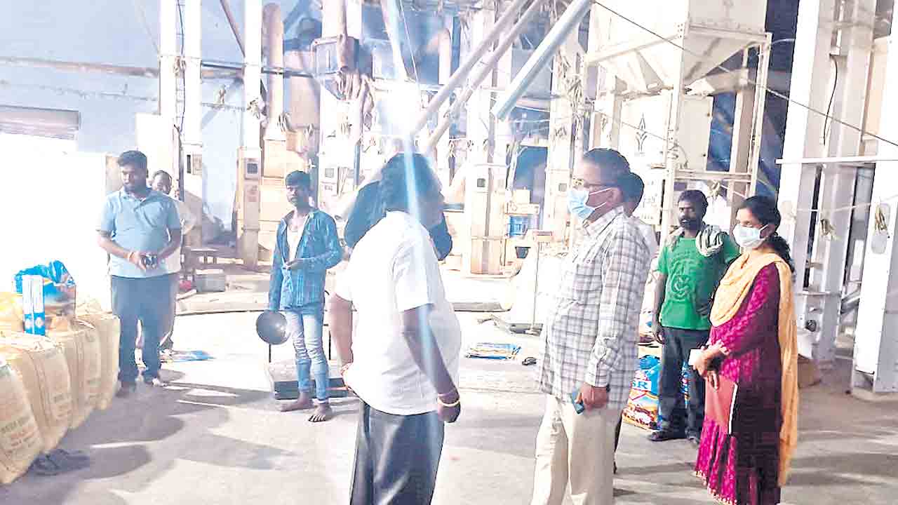 రైస్‌మిల్లులను తనిఖీ చేసిన టాస్క్‌ఫోర్స్‌ ఓఎస్‌డీ