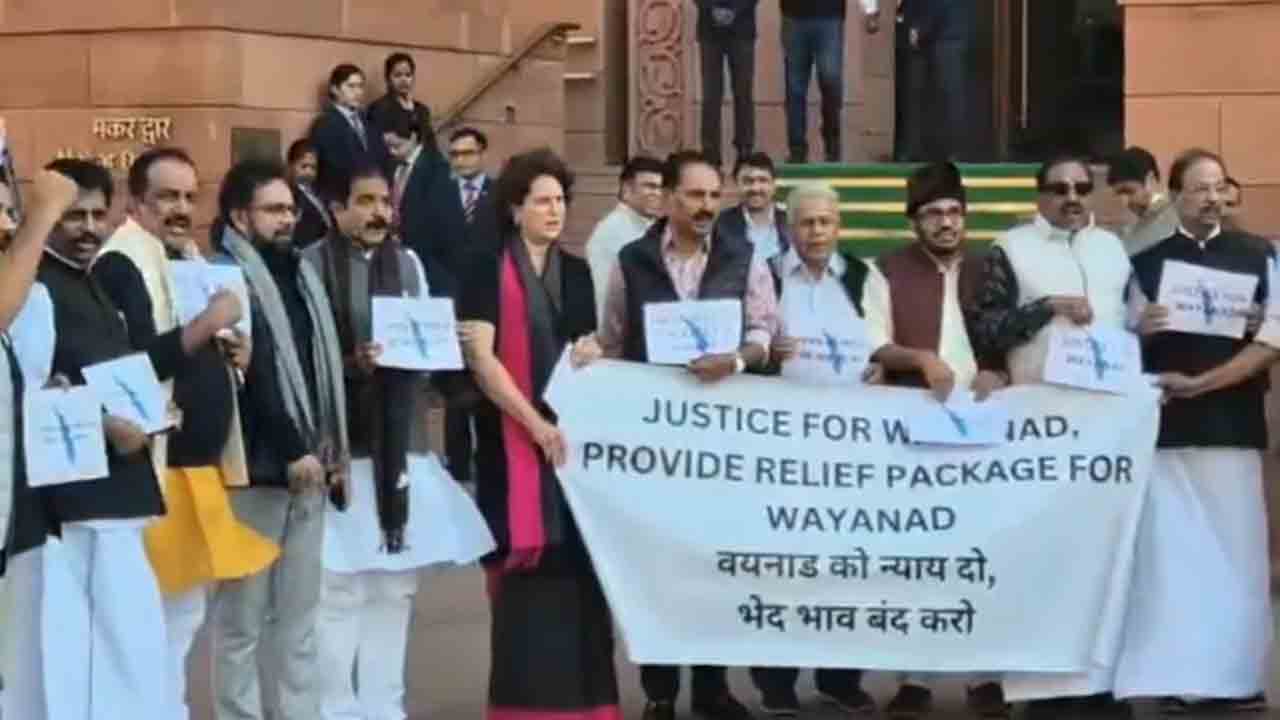 Kerala MPs Protest | వాయనాడ్‌కు సహాయ ప్యాకేజీ కోసం.. కేరళ ప్రతిపక్ష ఎంపీల నిరసన