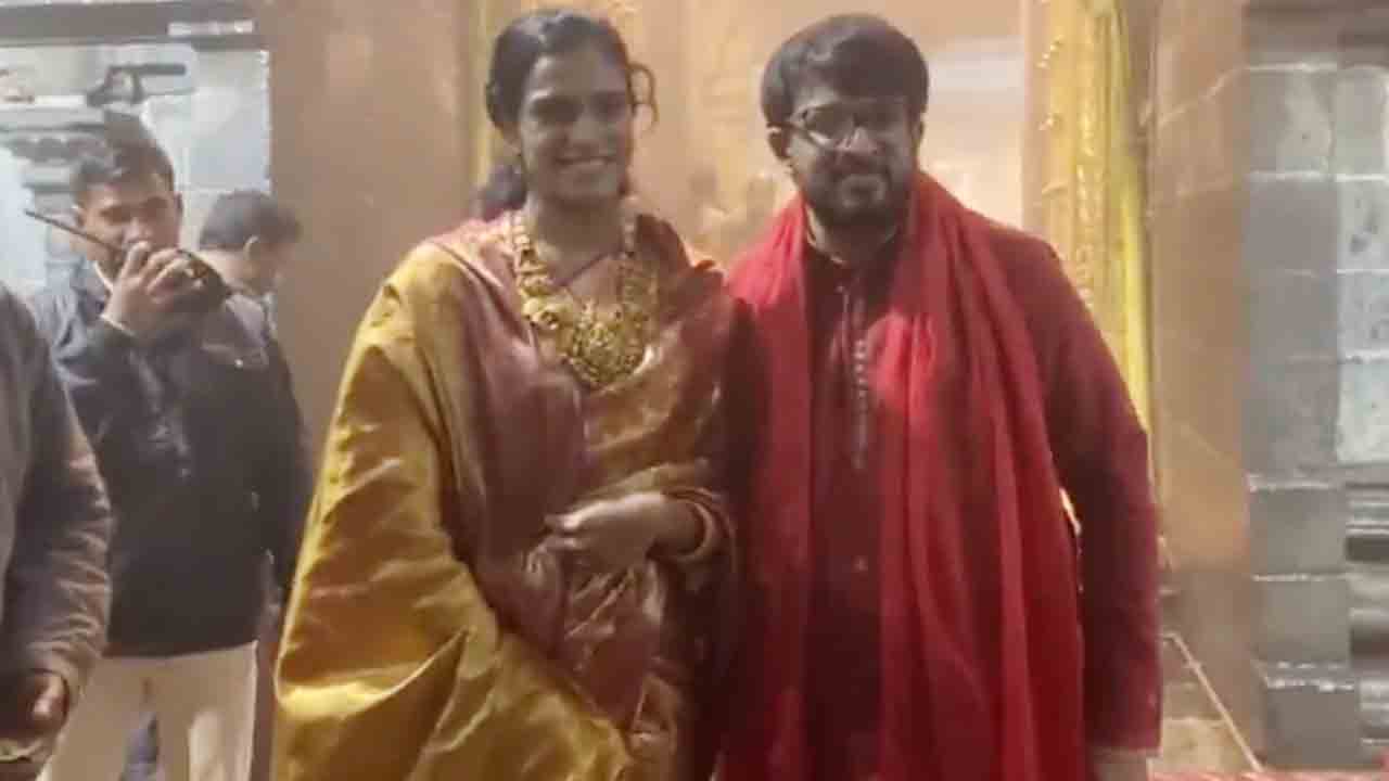 PV Sindhu | తిరుమల శ్రీవారిని దర్శించుకున్న పీవీ సింధు దంపతులు