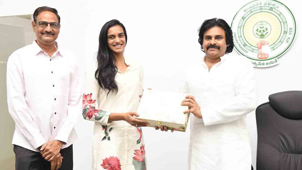 PV Sindhu | పవన్‌కల్యాణ్‌కు వివాహా ఆహ్వాన పత్రికను అందజేసిన పీవీ సింధు