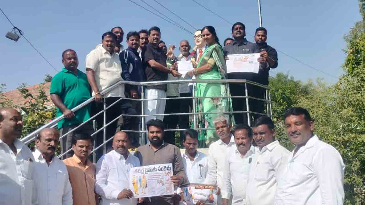 BRS leaders | అక్రమ కేసులను ఎత్తి వేయాలని అంబేద్కర్ విగ్రహానికి వినతిపత్రం అందజేత