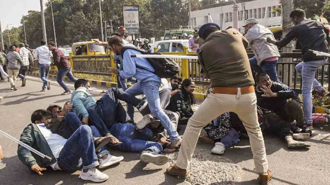 Police Lathi Charge | సివిల్ సర్వీస్ అభ్యర్థుల నిరసన.. పోలీసులు లాఠీచార్జ్‌