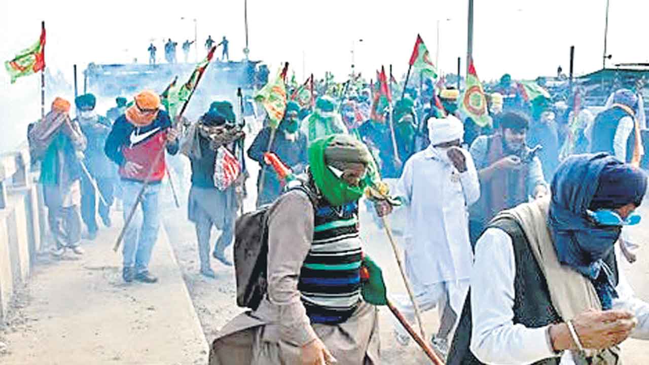 Delhi Chalo | టీ-బిస్కెట్లిచ్చి.. పూలు జల్లి.. రైతుల ఆందోళనలో హర్యానా పోలీసుల డ్రామా