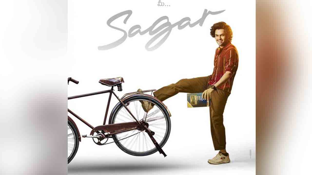 RAPO 22 | కాలుతో సైకిల్ స్టాండ్ వేస్తున్న రామ్‌.. ఆసక్తి రేకెత్తిస్తోన్న రాపో 22 ఫస్ట్‌ లుక్‌