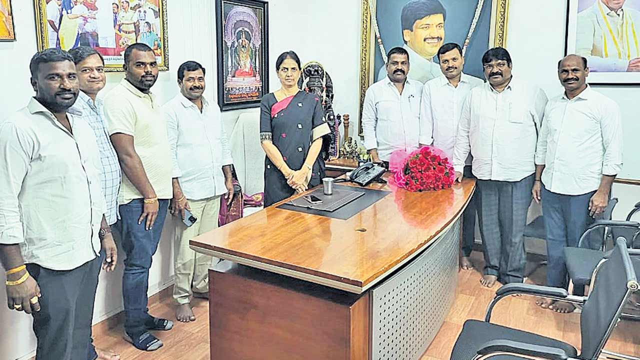 రోడ్లకు మరమ్మతులు చేయించండి