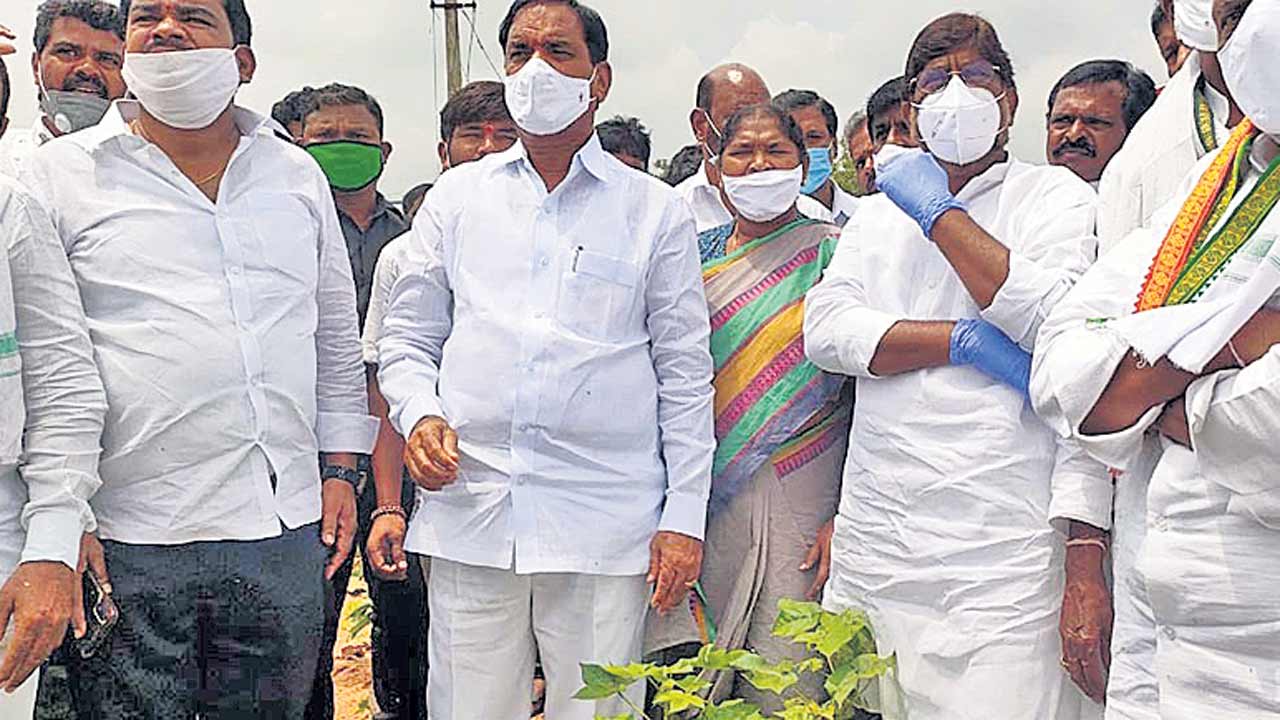 నమ్మి గెలిపిస్తే.. నట్టేట ముంచారు.!