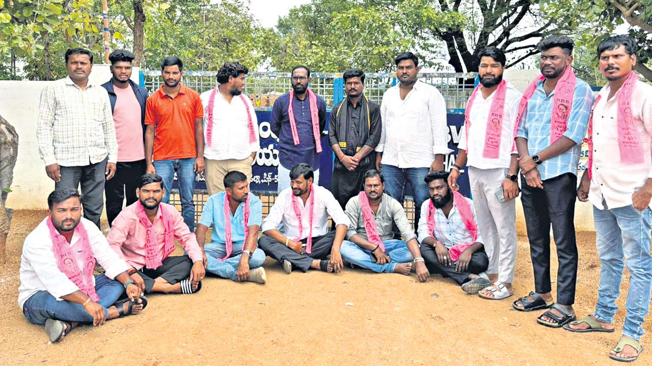 అడ్డుకుని.. గేట్‌కు తాళం వేసి..