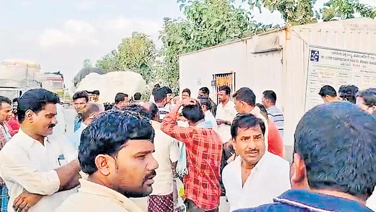 దళారులదే రాజ్యం పత్తి కొనుగోళ్ల లో గందరగోళం