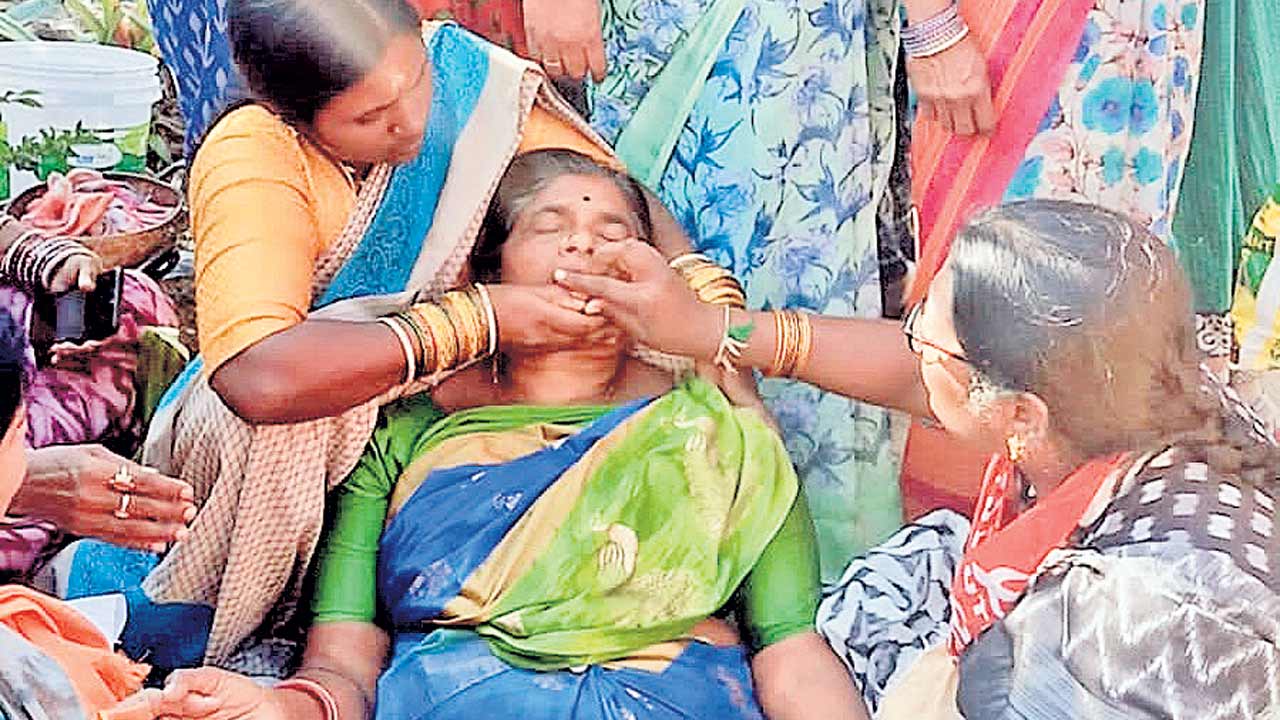 రెండోరోజూ కలెక్టరేట్‌ వద్ద ధర్నా..