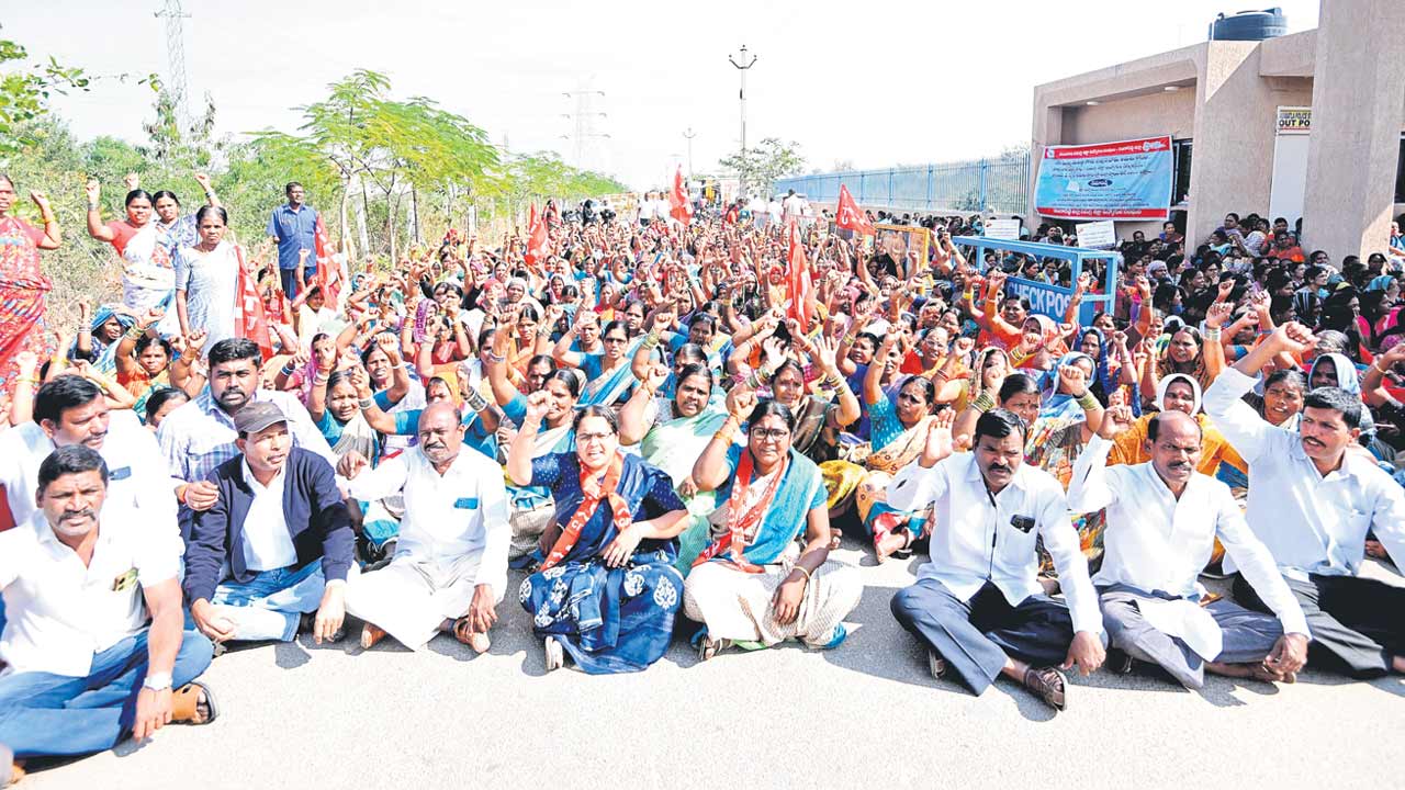 ధర్నాలతో దద్దరిల్లిన కలెక్టరేట్‌