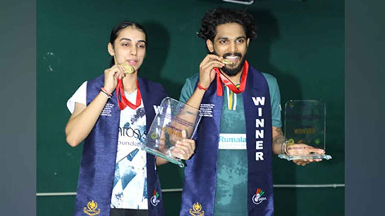 రఘు, దేవికాకు టైటిల్స్‌