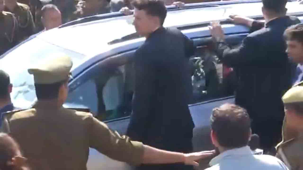 Sambhal | సంభల్‌ వెళ్లకుండా అడ్డుకున్న పోలీసులు.. వెనుదిరిగిన రాహుల్‌, ప్రియాంక