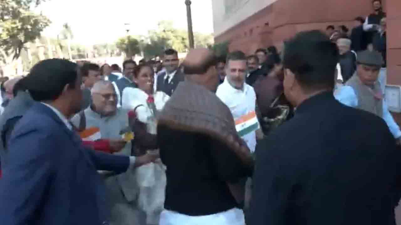 Rahul Gandhi | వినూత్న నిరసన.. రాజ్‌నాథ్‌ సింగ్‌కు గులాబీ, జాతీయ జెండా ఇచ్చిన రాహుల్‌ గాంధీ