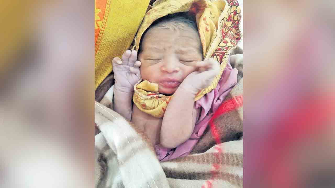 రైల్వే ట్రాక్‌ పక్కన శిశువు లభ్యం