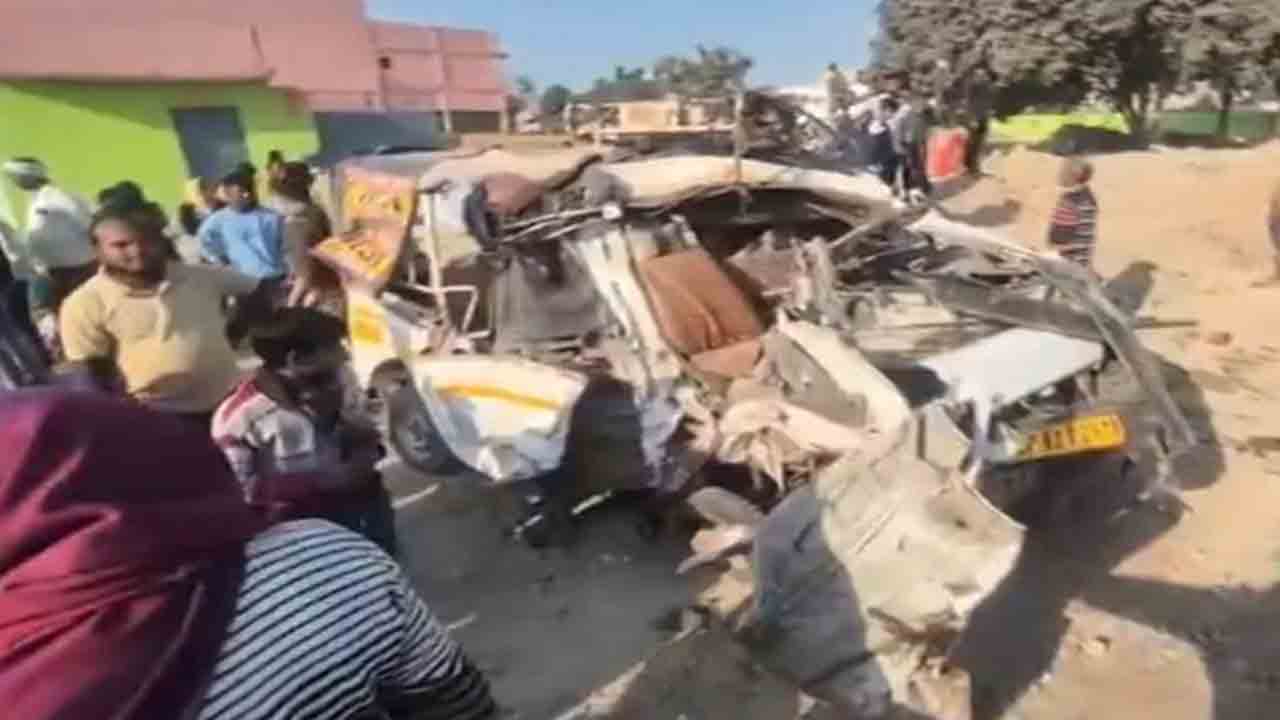 Road accident | కంటెయినర్‌ను ఢీకొట్టిన పికప్‌ వ్యాన్‌.. ఏడుగురు దుర్మరణం