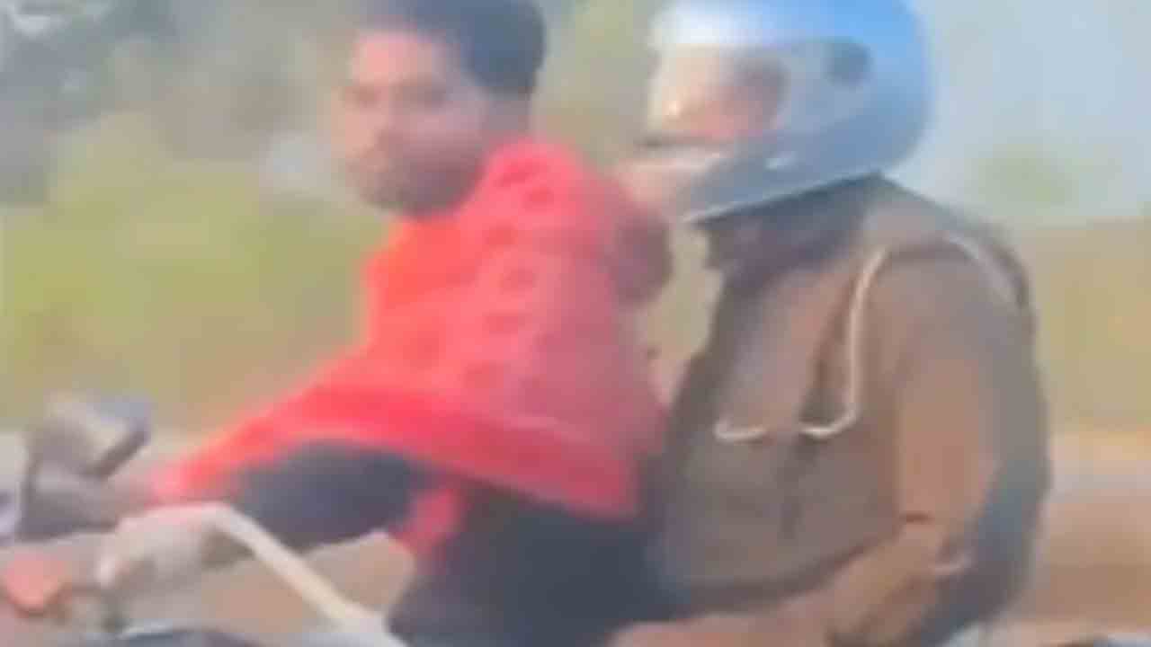 Rope Tied Criminal Rides Bike | బైక్‌ నడిపిన తాడుతో కట్టిన నేరస్తుడు, వెనుక కూర్చొన్న పోలీస్‌..   వీడియో వైరల్‌