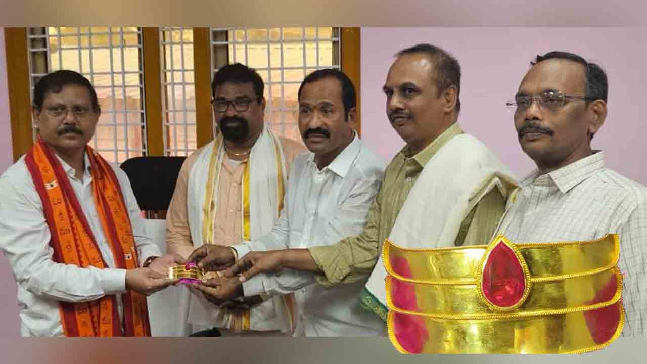 Srisailam | మల్లన్నకు గద్వాల జిల్లా వాసి బంగారు నామాల బహుకరణ