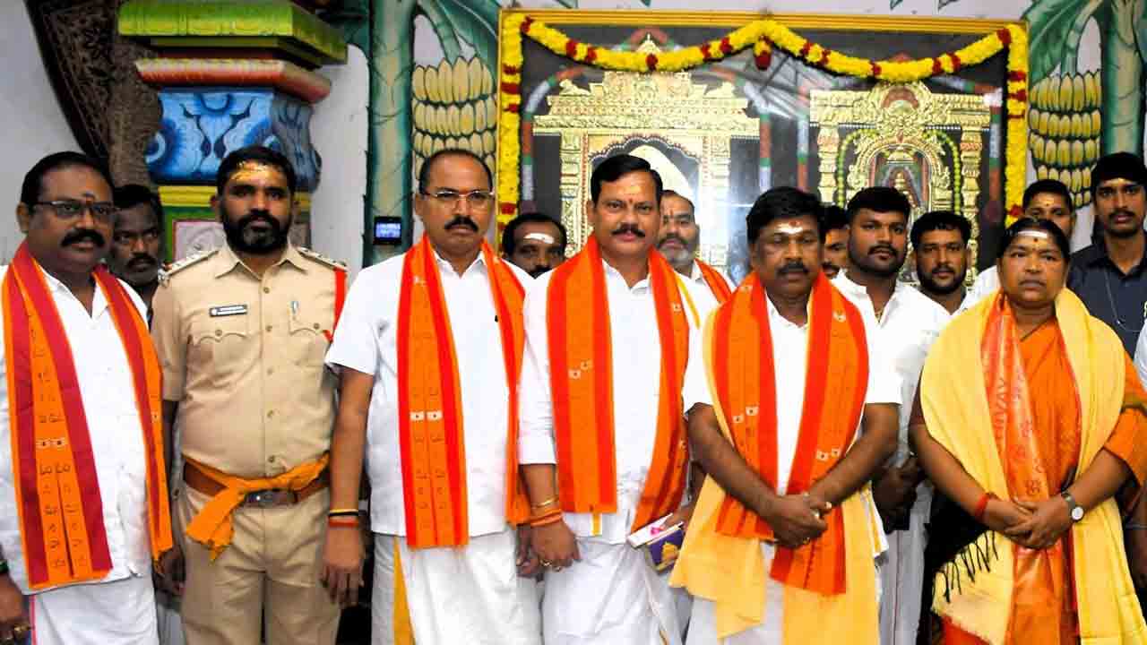 Srisailam | శ్రీశైలంలో తెలంగాణ రాజకీయ ప్రముఖులు.. స్వామి అమ్మ‌వార్ల‌ను ద‌ర్శించుకున్న మంత్రి సీత‌క్క‌, ఎమ్మెల్యే వంశీ కృష్ణ‌