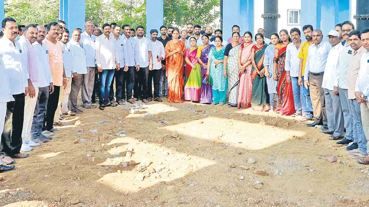 బీఆర్‌ఎస్‌ పనులకు.. కాంగ్రెస్‌ ప్రారంభోత్సవాలు