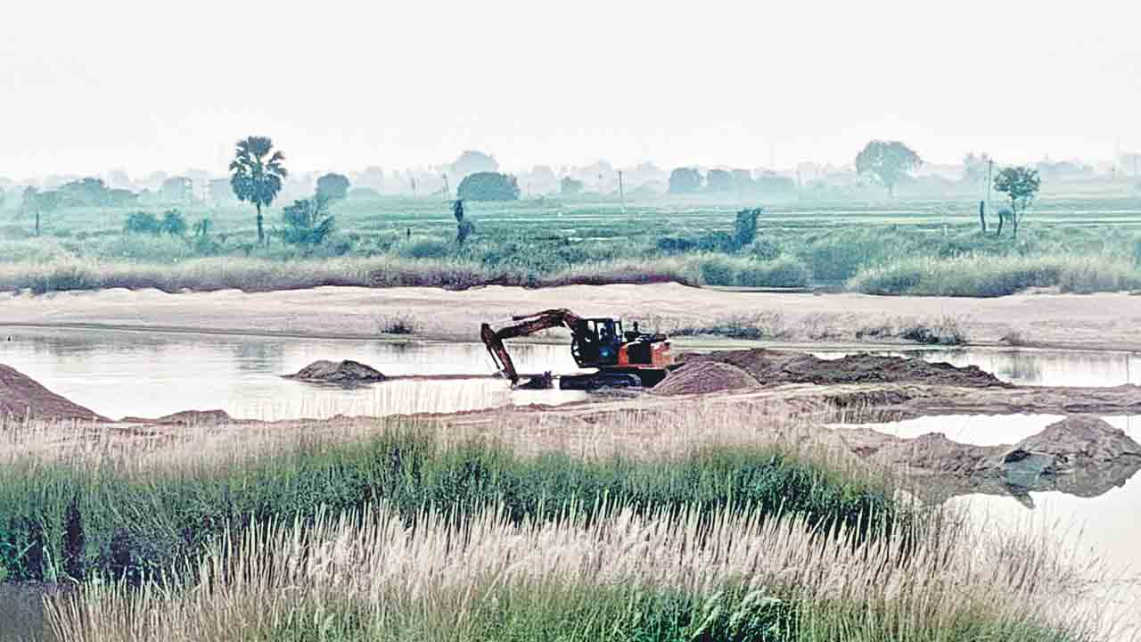 పట్టపగలే తవ్వకాలు.. పట్టించుకోని అధికారులు