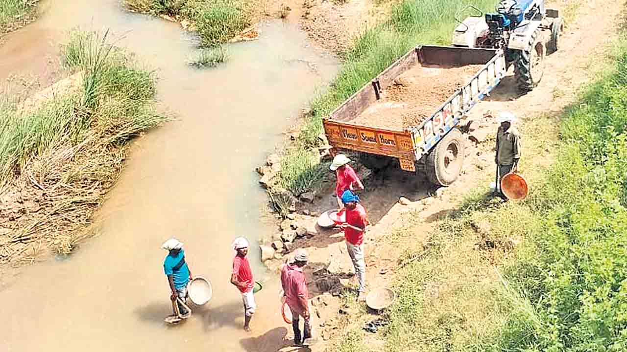 ఆగని ఇసుక దందా