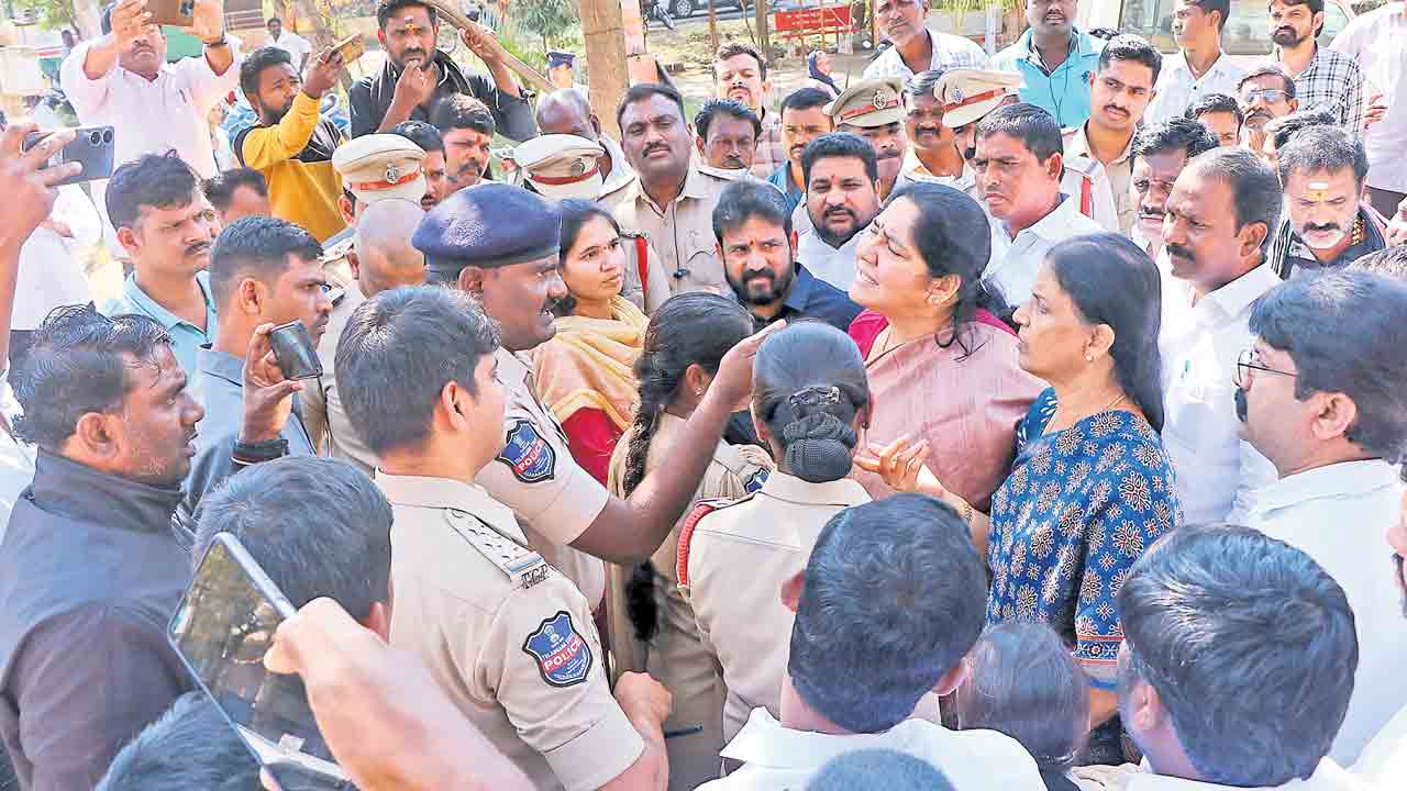 గురుకుల బాటపై సర్కారు ఉలికిపాటు