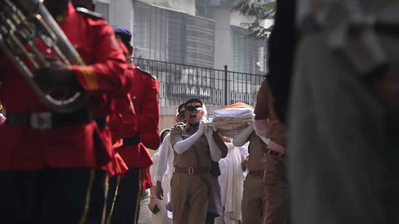 ప్రభుత్వ లాంఛనాలతో బెనెగల్‌ అంత్యక్రియలు