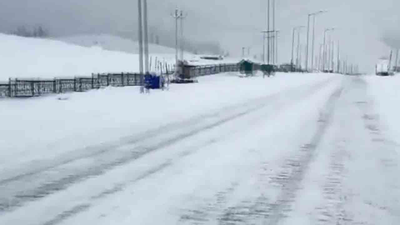 Snowfall | జమ్ముకశ్మీర్‌పై మంచు వర్షం.. శ్వేత వర్ణంతో పర్యాటకులను ఆహ్వానిస్తున్న రహదారులు