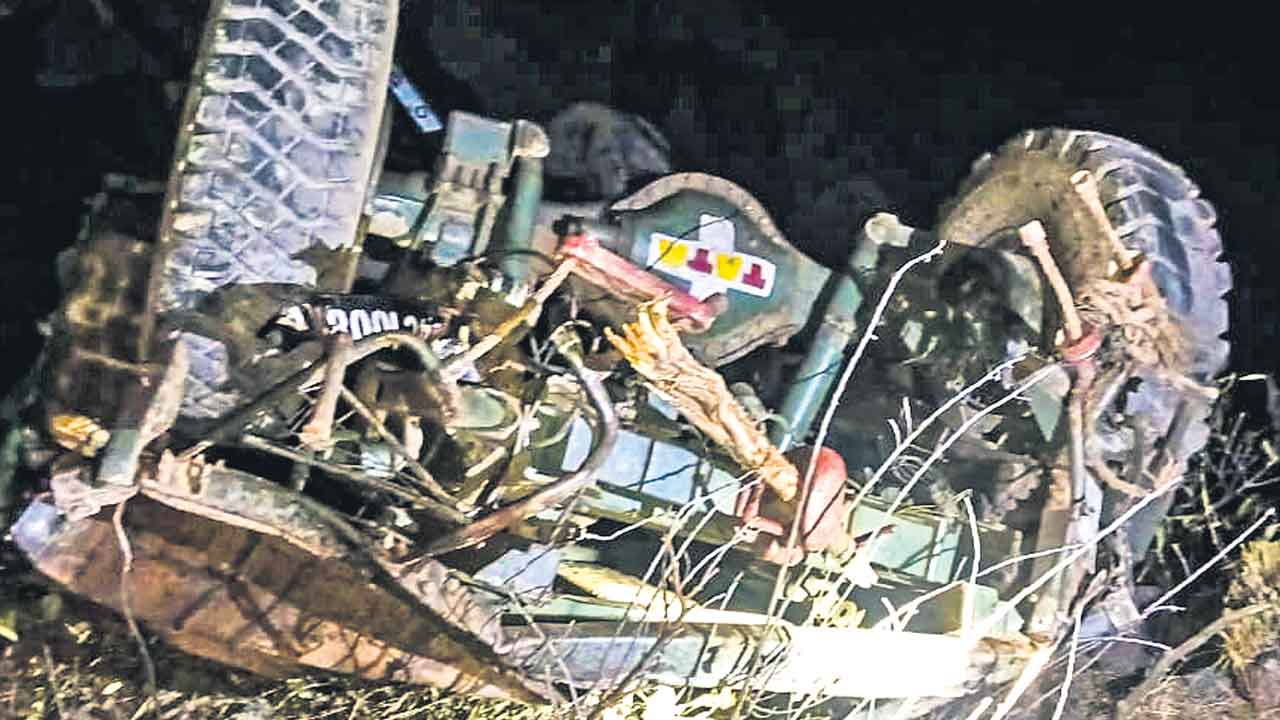 వాహనం లోయలోపడి ఐదుగురు  జవాన్ల దుర్మరణం