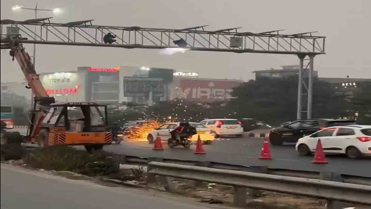 Watch: రద్దీ రహదారిపై నిప్పుల వర్షం.. వీడియో వైరల్‌