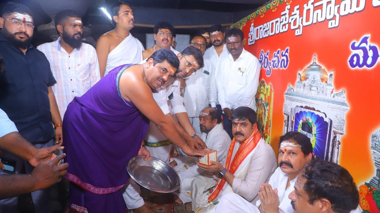 Actor Srikanth | వేములవాడ రాజరాజేశ్వరస్వామిని దర్శించుకున్న నటుడు శ్రీకాంత్