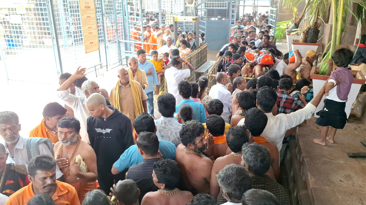 Srisailam Temple | శ్రీశైలంలో భక్తుల సందడి.. శివనామస్మరణతో పురవీధులు..!