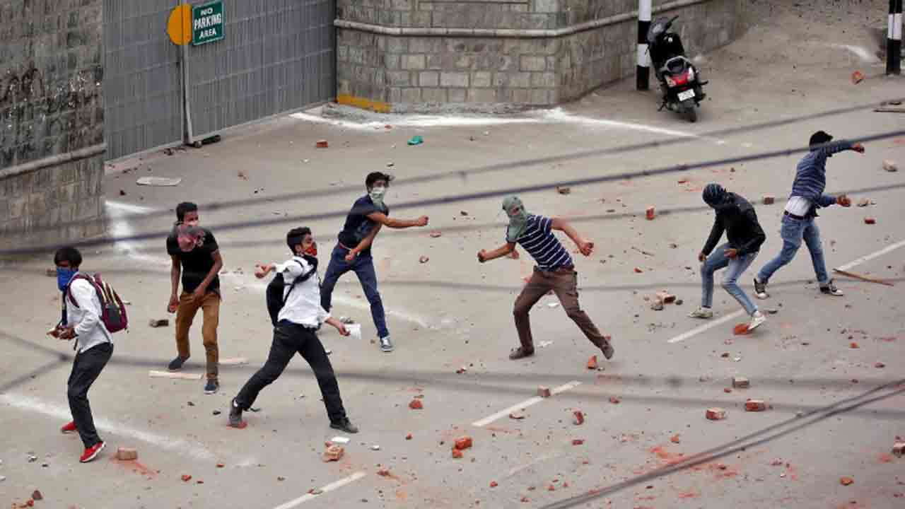 Stone Pelting | పోలీసులపై రాళ్లదాడి.. పోలీస్‌ అధికారికి గాయాలు