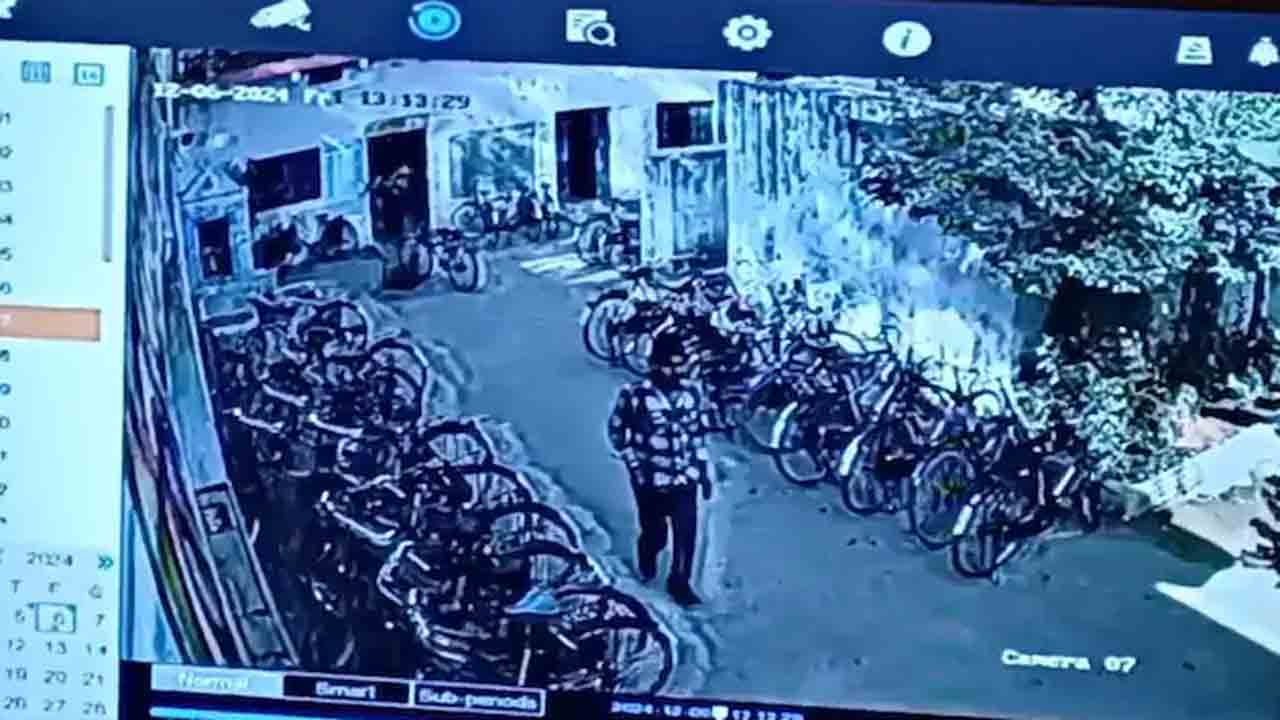 Student Shoots Principal Dead | స్కూల్‌ ప్రిన్సిపాల్‌ను కాల్చి చంపిన విద్యార్థి.. ఆయన   బైక్‌పై పరార్‌