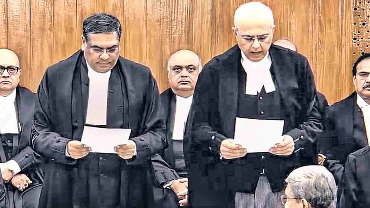 సుప్రీంకోర్టు జడ్జిగా మన్మోహన్‌ ప్రమాణం