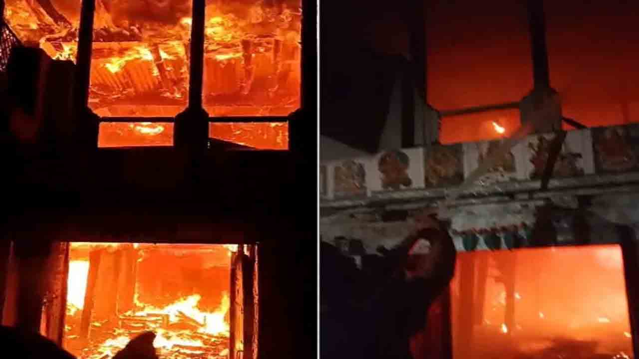 Fire Breaks Out in Temple | పురాతన రామాలయంలో భారీ అగ్నిప్రమాదం.. దెబ్బతిన్న విగ్రహాలు