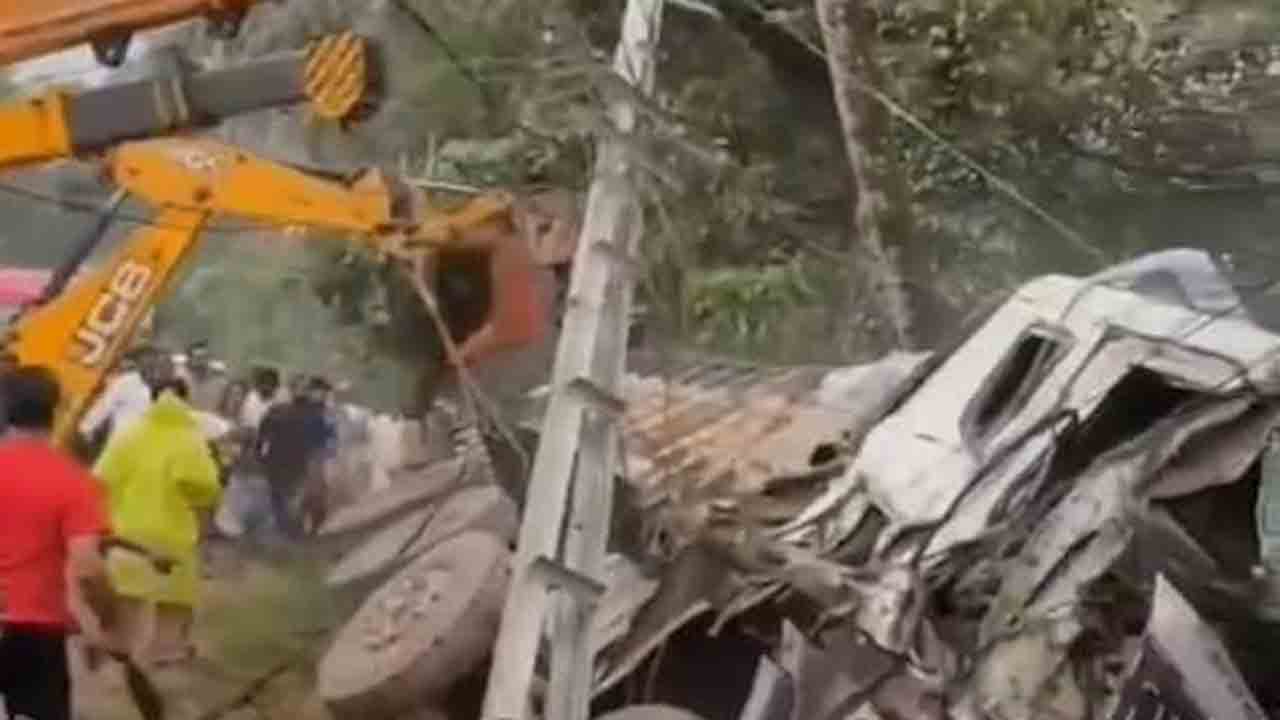 Students Killed | విద్యార్థులపైకి దూసుకెళ్లిన లారీ.. నలుగురు పిల్లలు మృతి