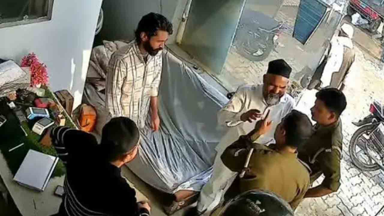 Cop Abuses, Threatens Man | ‘కాల్చివేస్తా.. గోహత్య కేసులో ఇరికిస్తా’.. ఒక వ్యక్తిని   బెదిరించిన పోలీస్‌, వీడియో వైరల్‌