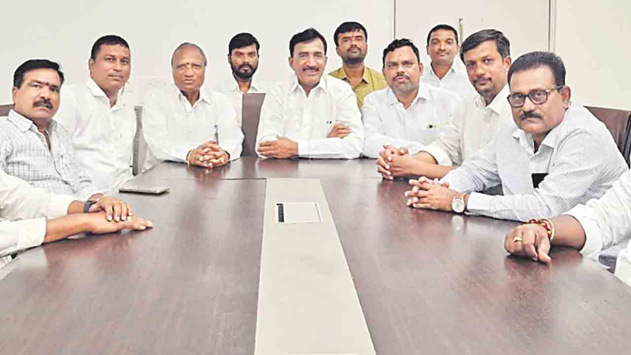 చీకటి ఒప్పందాలు బయటపడుతాయని భయం