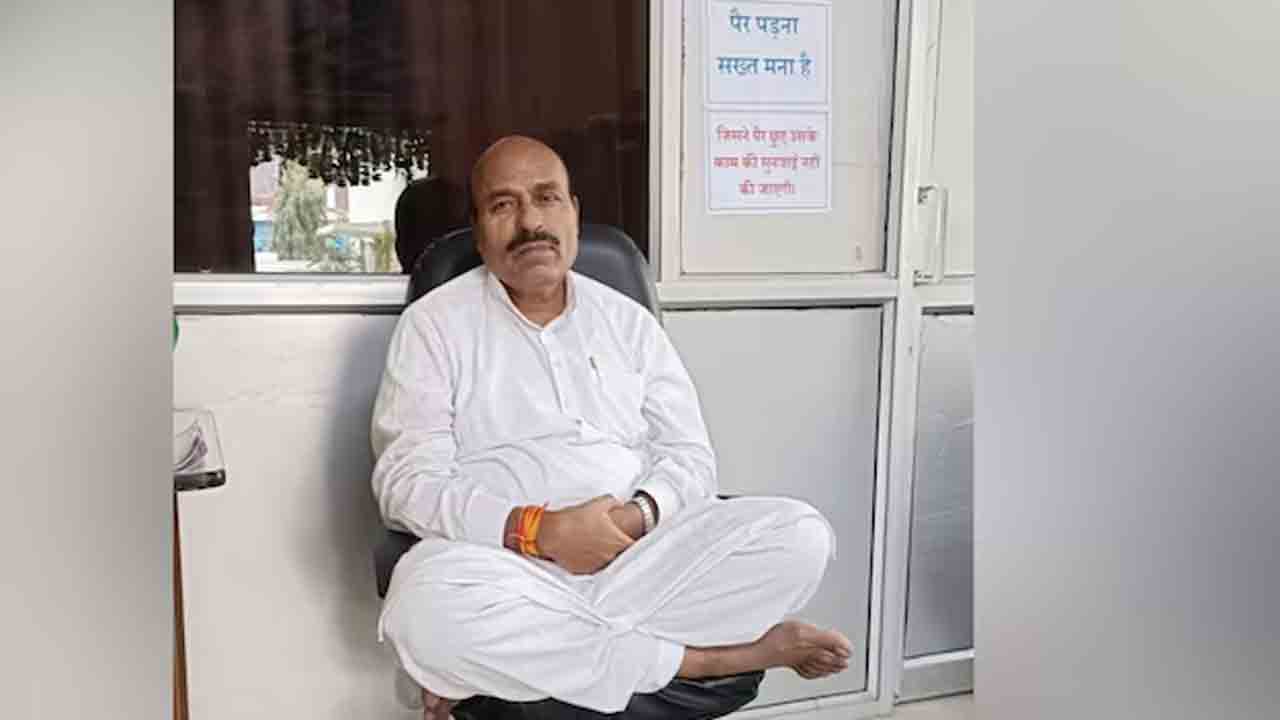 Virendra Kumar | కాళ్లు పట్టుకుంటే పనులు జరగవు.. వినూత్న బోర్డు పెట్టిన కేంద్ర మంత్రి