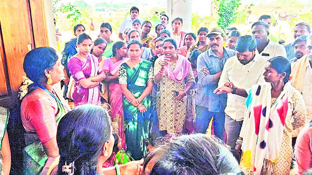 మా పిల్లలతో మాట్లాడించరా?