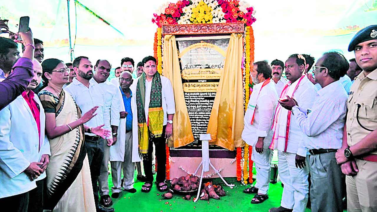 పనులు బీఆర్‌ఎస్‌వి.. ఆర్భాటం కాంగ్రెస్‌ది