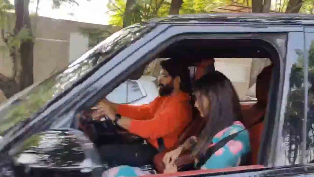 Allu Arjun | స్వ‌యంగా కారు న‌డుపుకుంటూ చిరంజీవి ఇంటికి వెళ్లిన అల్లు అర్జున్.. వీడియో