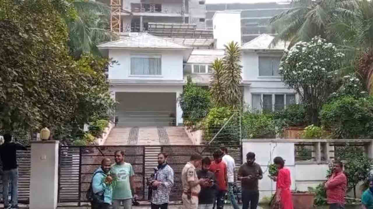 Allu Arjun | అల్లు అర్జున్‌ నివాసం వద్ద భారీగా బందోబస్తు.. మోహరించిన టాస్క్‌ఫోర్స్‌ పోలీసులు