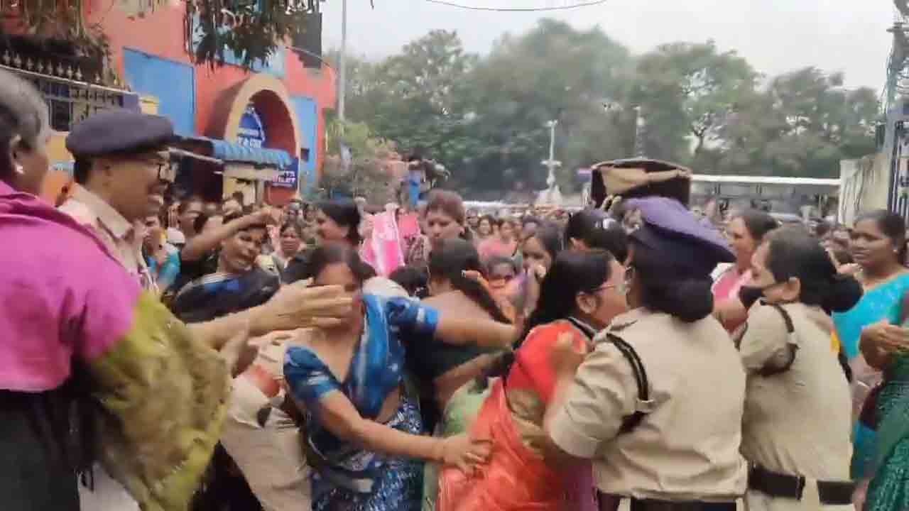 Asha Workers | సుల్తాన్ బ‌జార్ ఏసీపీ, సీఐ క్ష‌మాప‌ణ‌లు చెప్పాల్సిందే.. లేదంటే రేవంత్ రెడ్డికి మా త‌డ‌ఖా ఏంటో చూపిస్తాం.. ఆశాల వార్నింగ్