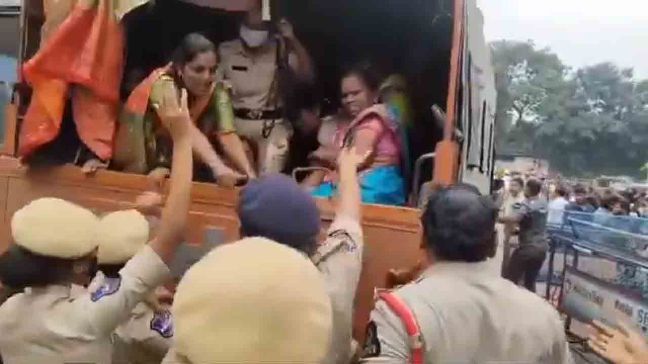 Asha Workers | ఆశా వ‌ర్క‌ర్ల మీద చేయి చేసుకున్న పోలీసులు.. వీడియో